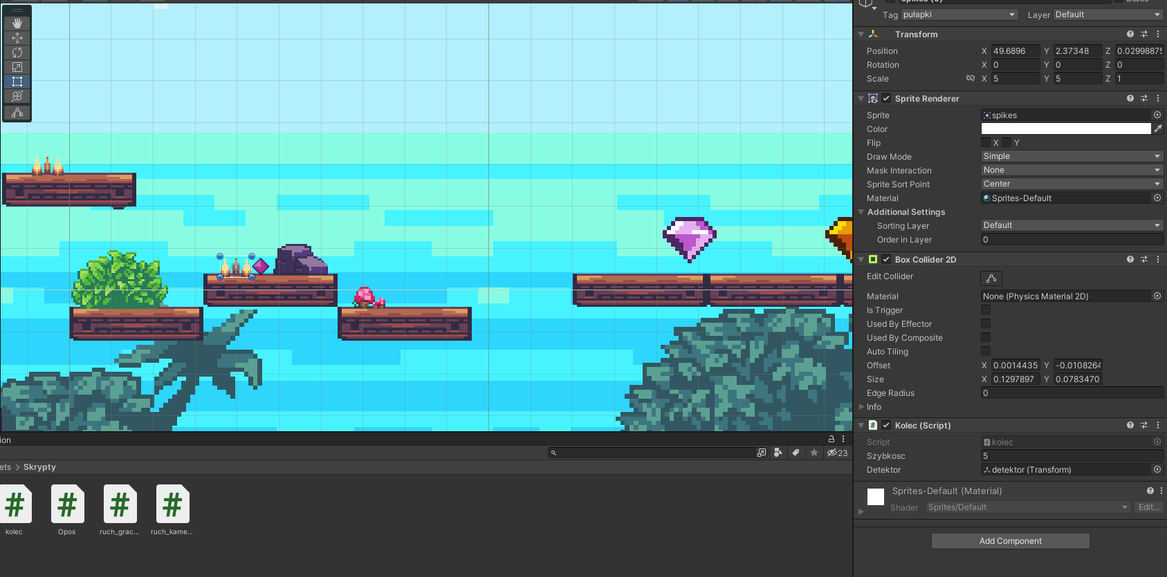 Ilustracja przedstawia panel programu  Unity Hub  z projektem gry platformowej. Widoczne jest niebieskie niebo, zielona roślinność na podłożu oraz pięć drewnianych platform umiejscowionych na różnych wysokościach. Na pierwszej od lewej znajdują się trzy niewielkie, brązowe i żółte buteleczki, na drugiej zielony krzew, na umiejscowionej pośrodku trzy niewielkie, brązowe i żółte buteleczki, fioletowy równoległobok i kamień, a na czwartej dwa niewielkie muchomory. Ostatnia platforma z prawej jest dłuższa, znajdują się nad nią dwa diamenty, jeden fioletowy, drugi żółty. Z prawej strony znajduje się lista menu z wypełnionymi okienkami i opcjami do zaznaczenia; kolejno, poczynając od góry – Tag: pułapki,   Layer: Default, Position: X 49.6896, Y 2.37348, Z 0.02998875, Rotation: X 0, Y 0, Z 0, Scale: X 5, Y 5, Z 1. Sprite: spikes, Color:  biały,   Flip:  odznaczona opcja X i Y,   Draw Mode: Simple, Mask Interaction: None, Sprite Sort Point: Center, Material:  zaznaczona opcja:  Sprites‑Default, Sorting Layer: Default, Order in Layer: 0, Edit Collider:  wybrana ikonka trzech kwadratów połączonych liniami,   Material: None (Phusics Material 2D),  odznaczone opcje:   Is Tigger, Used By Effector, Used By Composite, Auto Tiling, Offset: X 0.0014435, Y -0.0108264, Size: X 0.1297897, Y 0.0783470, Edge Radius, Info,  zaznaczona opcja Kolec  (Sprit), Script:  kolec, Szybkość: 5, Detektor: detektor  (Transform), Sprites‑Default (Material), Shader: Sprites/Default  oraz prostokątny przycisk z napisem:  Add Component .