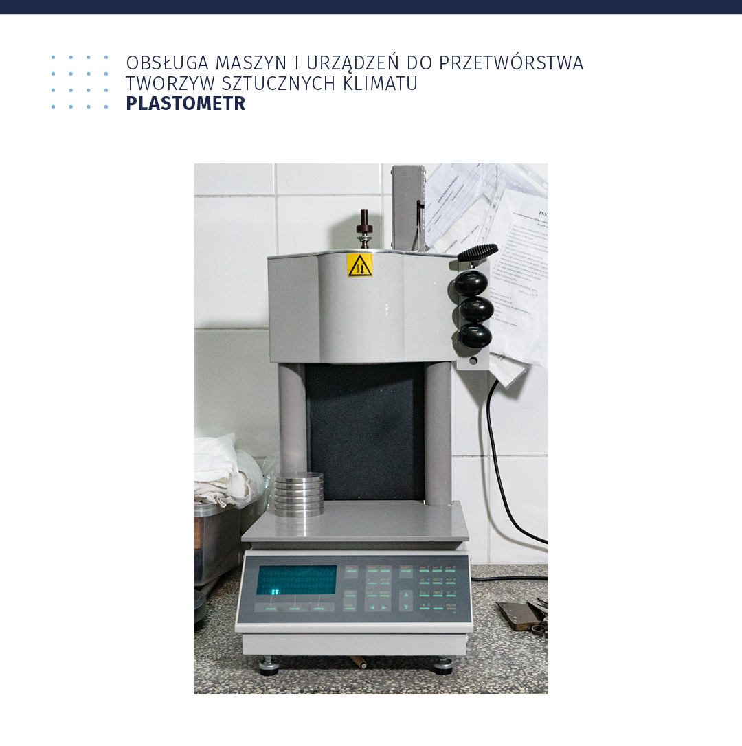 Ilustracja zatytułowana: Obsługa maszyn i urządzeń do przetwórstwa tworzyw sztucznych klimatu. Plastometr. Na ilustracji jest urządzenie, które w dolnej części ma moduł z przyciskami i wyświetlaczem. Nad nimi jest płaska powierzchnia znajdują się tam okrągłe odważniki ułożone jeden na drugim. W tylnej części podstawy jest wyższa prostokątna część. W jej górnej części jest otwór, do którego można wsypać próbki. Po prawej stronie urządzenia znajdują się ubijaki. Służą one do zagęszczania próbki w czasie ładowania.