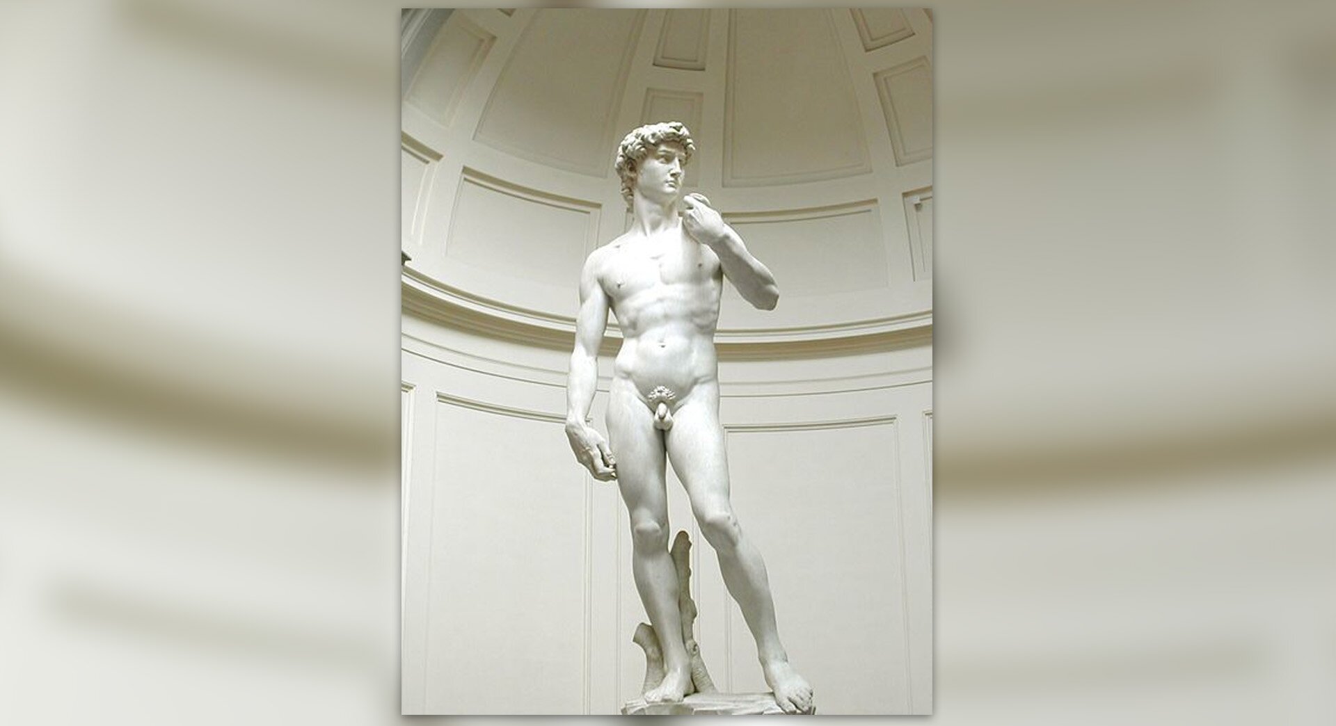 Fotografia barwna przedstawiająca posąg Michała Anioła.