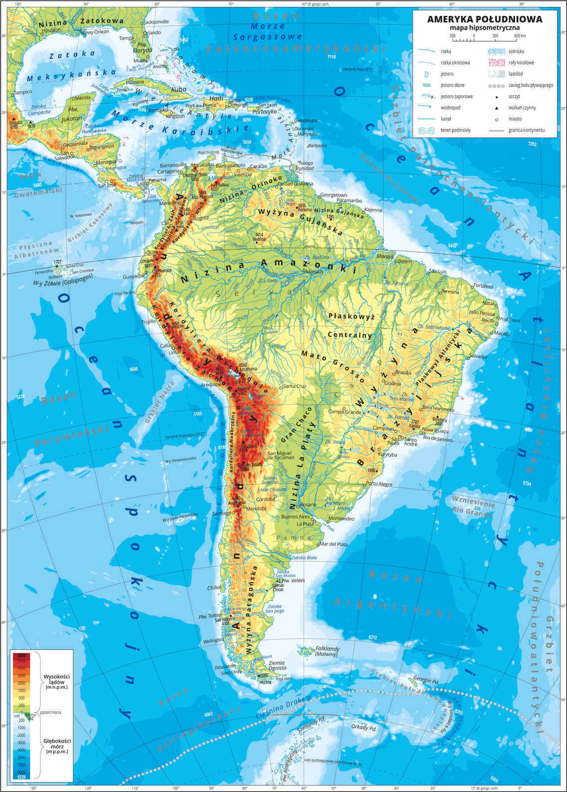 Ilustracja przedstawia mapę hipsometryczną Ameryki Południowej. W obrębie lądów występują obszary w kolorze zielonym, żółtym, pomarańczowym i czerwonym. Na zachodnim wybrzeżu dominują pasma górskie o przebiegu południkowym. Rozległe niziny wzdłuż największych rzek. Morza zaznaczono kolorem niebieskim. Na mapie opisano nazwy półwyspów, wysp, nizin, wyżyn i pasm górskich, mórz, zatok, rzek i jezior. Oznaczono i opisano główne miasta. Oznaczono czarnymi kropkami i opisano szczyty górskie. Trójkątami oznaczono czynne wulkany i podano ich nazwy i wysokości. Mapa pokryta jest równoleżnikami i południkami. Dookoła mapy w białej ramce opisano współrzędne geograficzne co dziesięć stopni. W legendzie umieszczono i opisano znaki użyte na mapie.
