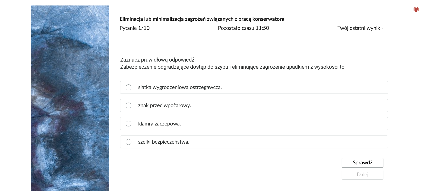 Grafika przedstawia przykładowe zadanie testowe. Ponad poleceniem widać numer pytania, czas, który pozostał na wypełnianie testu, oraz ostatni uzyskany wynik. Pod poleceniem znajdują się możliwe odpowiedzi. W prawym dolnym rogu panelu z zadaniem znajdują się dwa przyciski. Przyciski opisane są: "Sprawdź" oraz "Dalej".