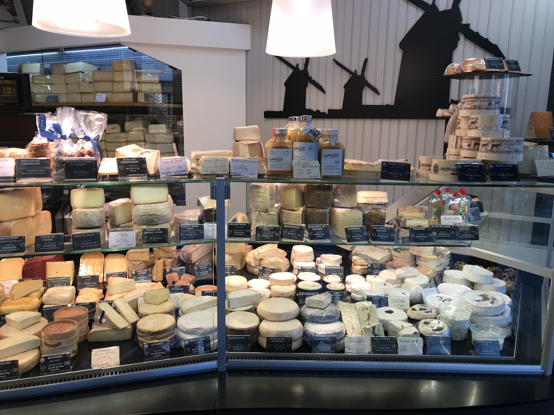 Ilustracja przedstawia witrynę w sklepie z serami.