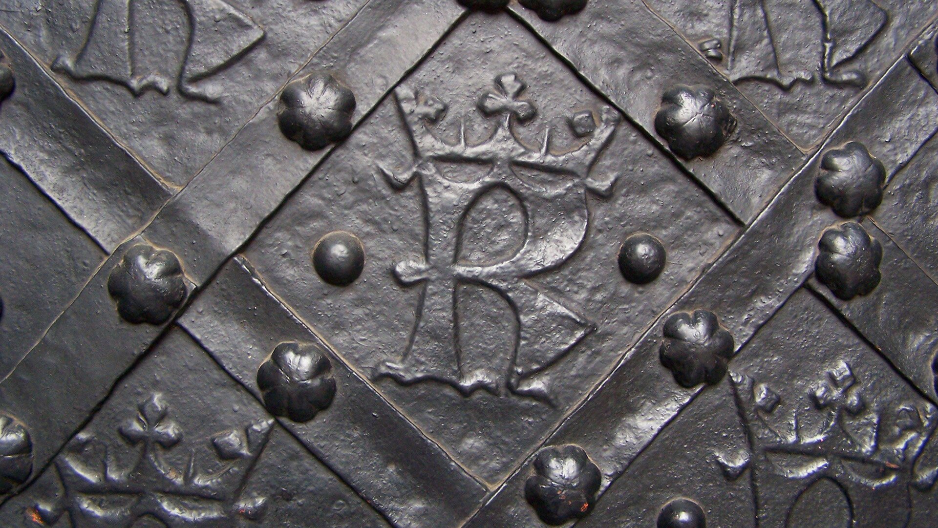 Fotografia barwna przedstawiająca Katedre Wawelską - drzwi z napisem Kazimierza III Wielkiego.