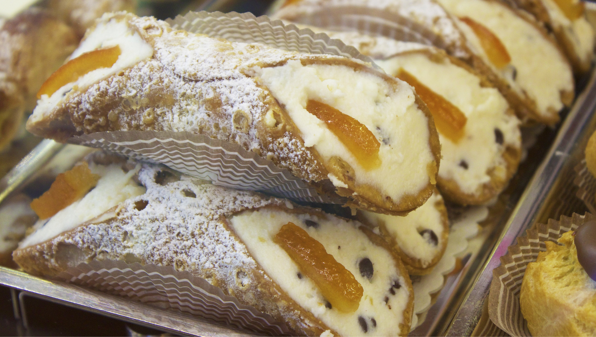 Na grafice przedstawione są rogaliki cannoli siciliani.