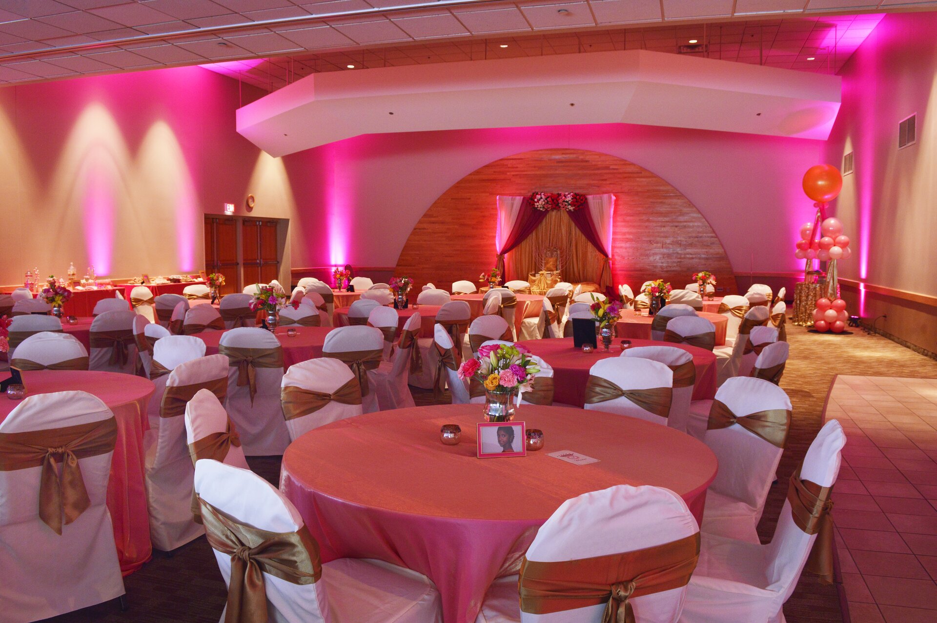 Nakryty stół na przyjęciu mieszanym – bankiet amerykański