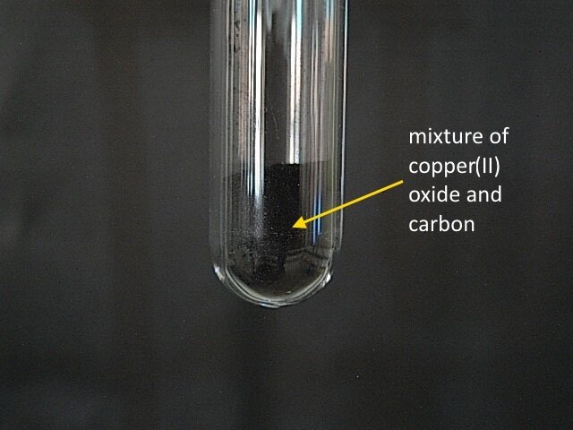 Ilustracja przedstawiająca probówkę, w której zawarta jest sproszkowana mieszanina o barwie czarnej. Mieszanina tlenku miedzi dwa i węgla mixture of copper two oxide and carbon.
