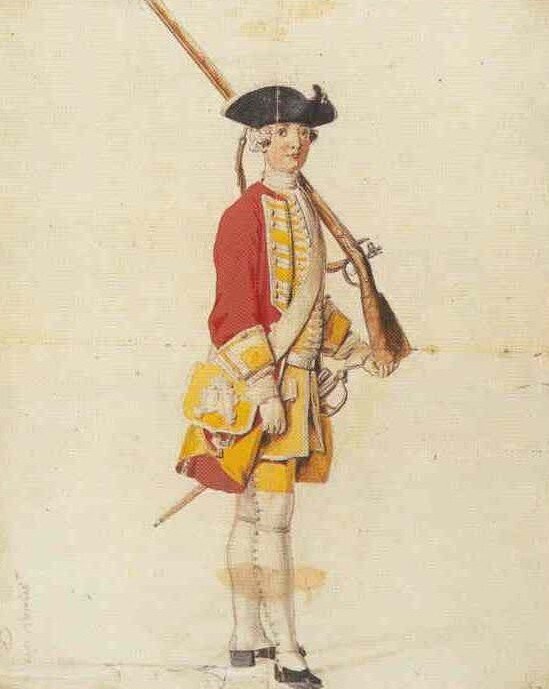 Piechur armii saskiej z okresu Augusta II Mocnego. Na rysunku pokazane zostały typowe elementy sił zbrojnych armii tworzonych w XVIII w. Młody mężczyzna ubrany jest w czerwono‑żółty mundur, białe, sięgające do kolan, podkolanówki i czarne buty. Trzyma broń strzelecką, a przed ramię przewieszoną ma torbę w kolorze munduru. Na głowie ma czarny kapelusz.