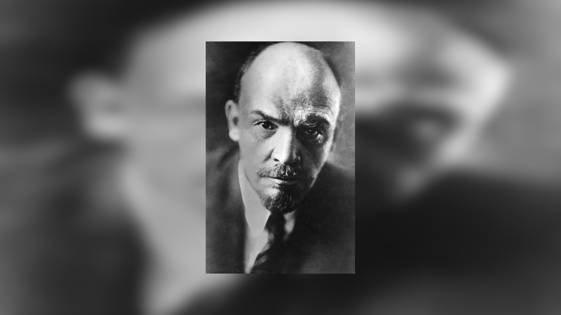 Zdjęcie przedstawia starszego mężczyznę. Mężczyzna jest niemal łysy. Ma pociągłą twarz. Jego brwi są wyraźnie zaznaczone, oczy głęboko osadzone. Mężczyzna ma wąsy i krótką brodę hiszpankę. Jest ubrany w garnitur, koszulę i krawat.