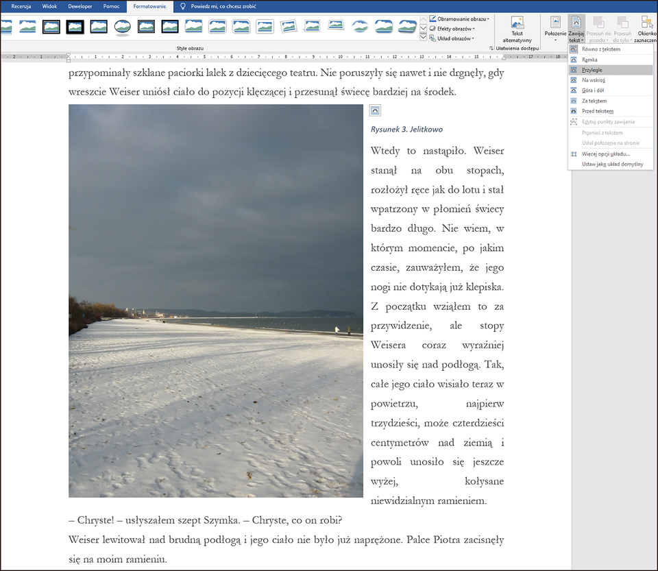 Zrzut ekranu z programu Word. Wybrano kartę Formatowanie. Następnie wybrano opcję Zawijaj tekst. Pod nią znajduje się lista opcji dotycząca zawijania tekstu. Zaznaczono Przylegle. W obszarze roboczym znajduje się strona z tekstem i obrazem tak, że obraz jest po lewej, a tekst opływa go z góry, z prawej i z dołu. Obraz ma podpis na górze przy prawej krawędzi. 