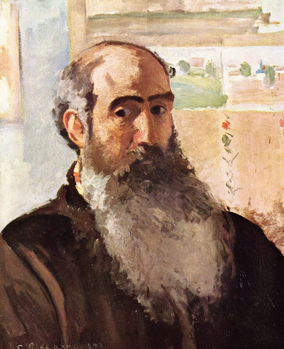 Ilustracja przedstawia obraz  Camille Pissarro                   
 pt. Autoportret. Obraz przedstawia portret mężczyzny z długą, siwą brodą, ubranego w ciemny strój. Postać ukazana jest w ujęciu popiersia, na neutralnym, jasnym tle, na którym widoczne są fragmenty przypominające szkice lub pejzaże w delikatnych, pastelowych barwach. Styl malarski jest swobodny, z widocznymi pociągnięciami pędzla, co nadaje całości lekkości i impresjonistycznego charakteru. Kolorystyka jest stonowana, z przewagą brązów, szarości i beżów, przełamanych subtelnymi akcentami zieleni i błękitu w tle. 
Kompozycja skupia się na górnej części sylwetki, a szczególny nacisk położony jest na realistyczne oddanie faktury brody i tkaniny ubrania. Tło jest uproszczone, co pozwala skupić uwagę na postaci.