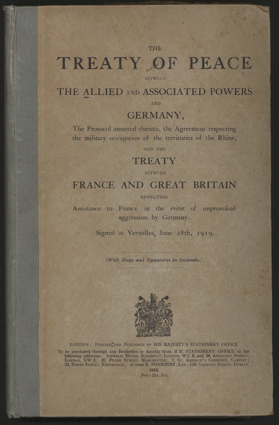 Zdjęcie przedstawia okładkę dokumentu z napisami w języku angielskim zatytułowanego jako The Treaty of Peace. Książka została wydana w Londynie, w 1919 roku.