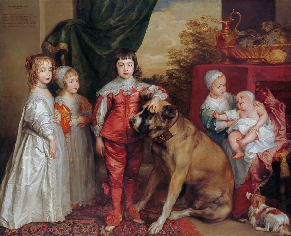 Ilustracja przedstawia obraz Antoona van Dycka „Portret rodziny Karola I” o kształcie poziomego prostokąta zbliżonego do kwadratu. Ukazuje rodzinę Karola I. Dwie dziewczynki po lewej ubrane są w długie białe suknie. Obok stoi chłopiec w czerwonym stroju z białym, haftowanym kołnierzem. Lewą ręką opiera się o siedzącego, dużego psa brązowej maści. Z prawej strony obrazu widoczny jest także malutki pies spoglądający na jedną z dziewczynek. Dalej siedzi dziewczyna z dzieckiem na kolanach. Za nią stoi czerwony stół z dzbanem i owocami na paterze. Na ścianie po lewej znajduje się napis. Pośrodku są otwarte drzwi dekorowane po bokach zieloną kotarą. Za nimi rozciąga się widok z drzewami i zachmurzonym niebem.