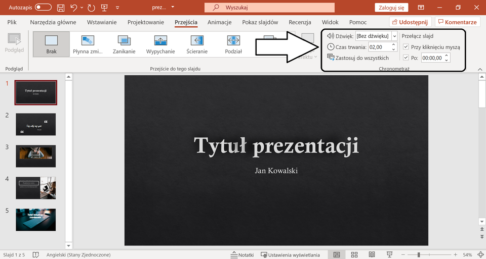 Ilustracja przedstawia otwarty program PowerPoint, w którym otwarta jest prezentacja. U góry na pasku zadań została wybrana opcja Przejścia. Po lewej stronie duża strzałka wskazuje obszar na pasku zadań z takimi opcjami jak: dźwięk, czas trwania, zastosuj do wszystkich, przełącz slajdy, przy kliknięciu myszą, po. 