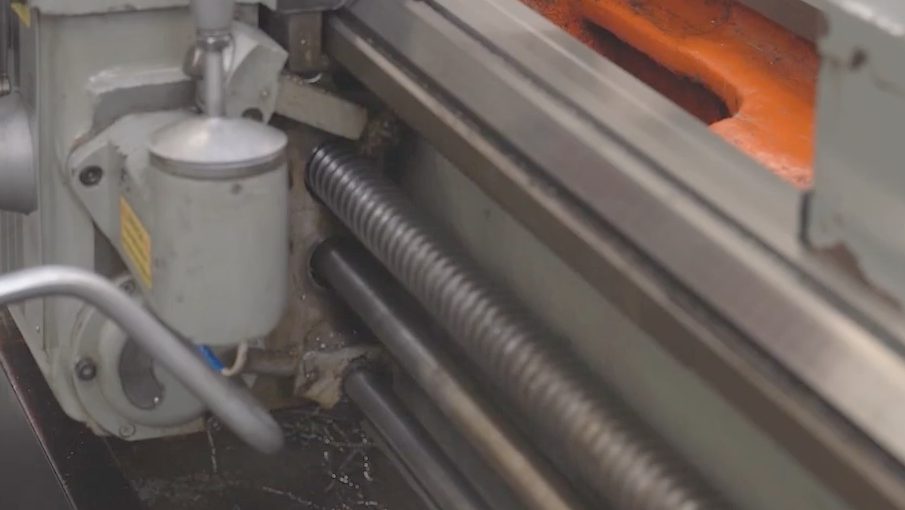 Na ilustracji przedstawiono śrubę pociągową - długi, gwintowany walec służący do przesuwania elementów maszyny. 