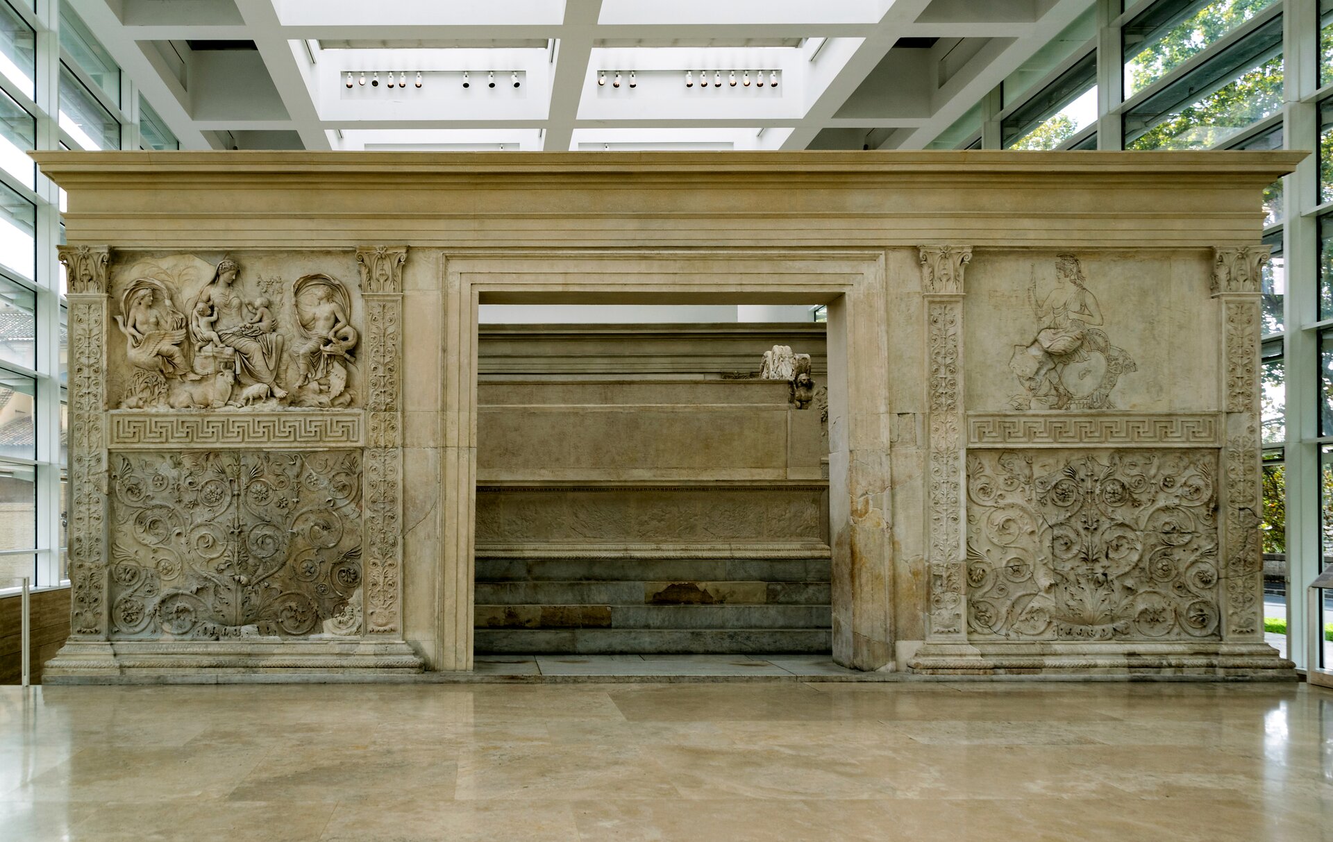 Ilustracja przedstawia ołtarz Pokoju Augustowego. Składa się z usytuowanego na podniesieniu ołtarza i okalającego go ścianami z przejściami we wschodnim i zachodnim boku. Do jej konstrukcji użyto bloków marmuru z Luna. Całość jest zdobiona płaskorzeźbami.