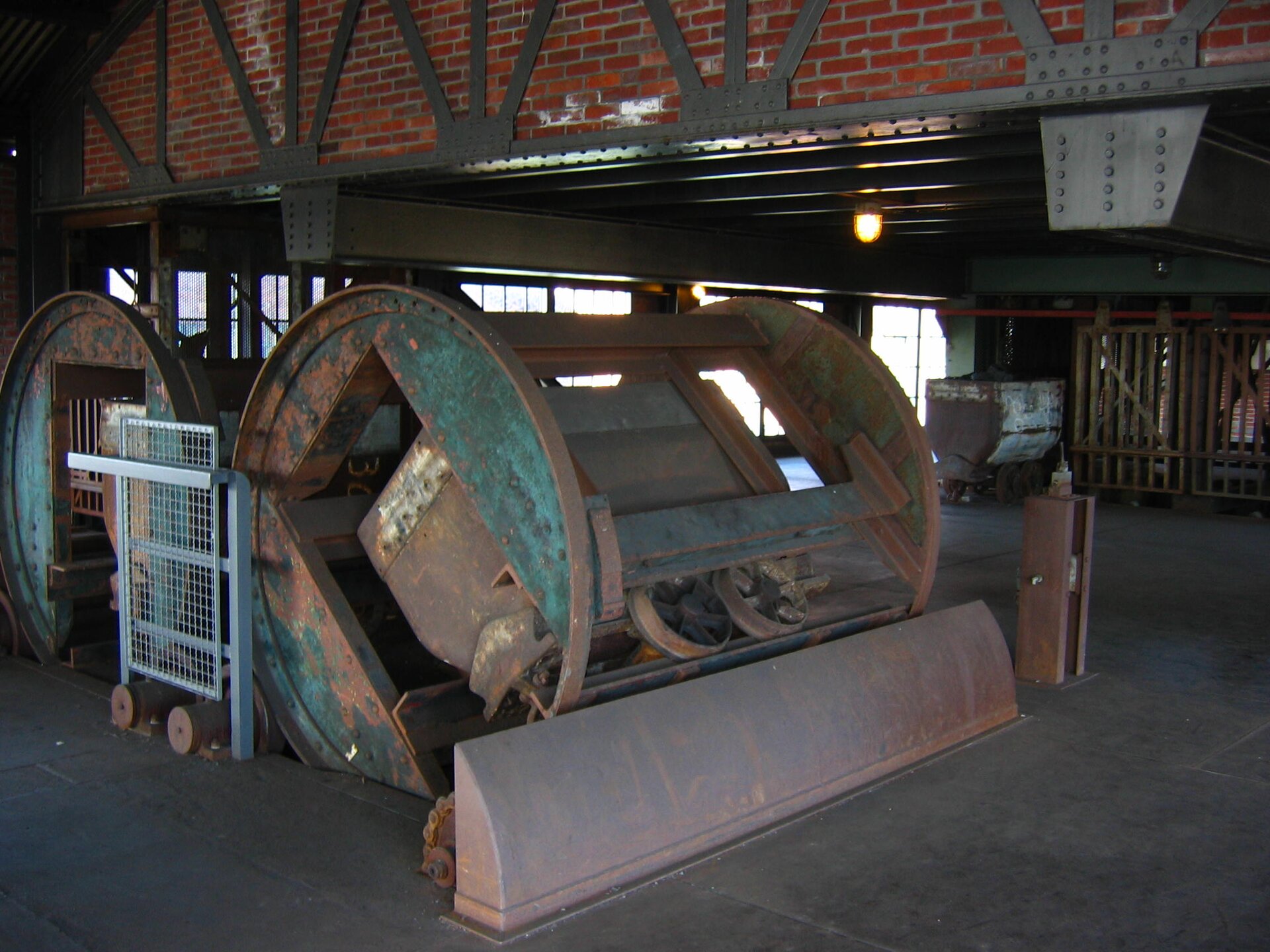 Na zdjęciu wnętrze muzeum z eksponatami w postaci dawnych maszyn i urządzeń do wydobycia węgla.