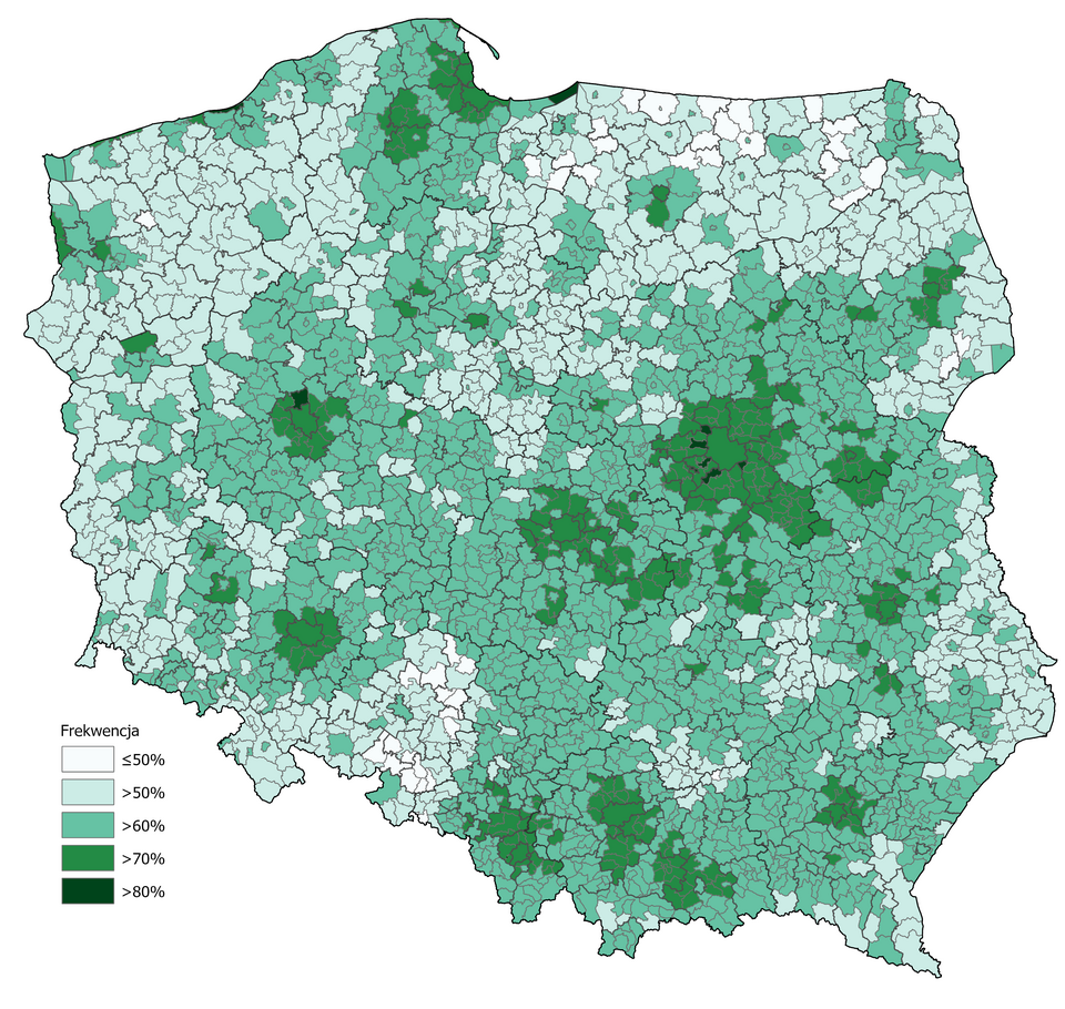 Mapa przedstawia frekwencję wyborczą w pierwszej turze wyborów prezydenckich 2025 w podziale na powiaty w całej Polsce. Kolorystyka przechodzi od jaśniejszych odcieni, oznaczających niższą frekwencję, do ciemniejszych, wskazujących powiaty o najwyższym udziale głosujących. Najwyższą frekwencję odnotowano w wielu powiatach południowej i wschodniej Polski, zwłaszcza w Małopolsce, na Podkarpaciu i Podlasiu, gdzie dominują najciemniejsze barwy. Niższa frekwencja występuje głównie w części powiatów zachodnich i północno‑zachodnich, w tym w województwach lubuskim, opolskim i dolnośląskim.