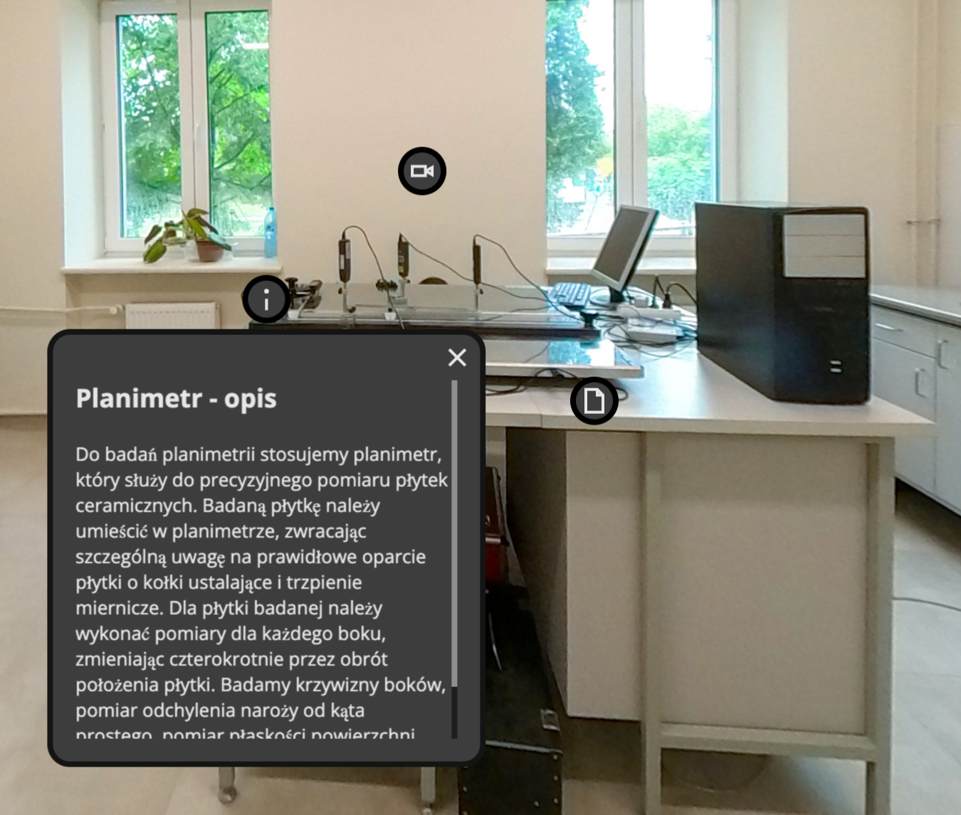 Grafika przedstawia przykładowy widok pochodzący z wycieczki wirtualnej przedstawiający wnętrze laboratorium. Na zdjęciu znajdują się trzy ikony w kołach: jedna to aparat fotograficzny, druga arkusz papieru, trzecia litera i. Pod literą i rozwija się opis dotyczący planimetru. Przycisk i odpowiedzialny jet za wyświetlanie dodatkowych informacji w wycieczce wirtualnej.