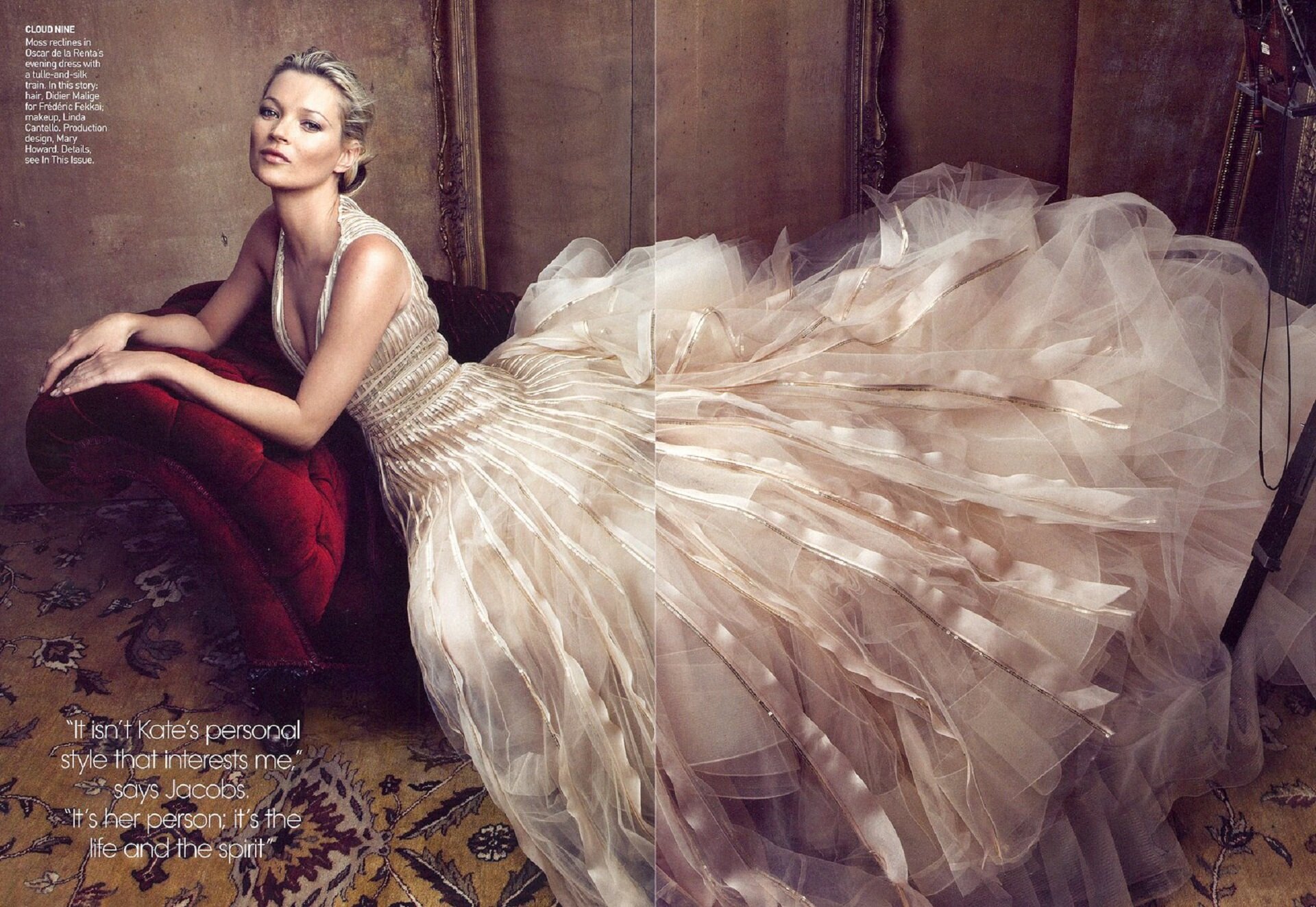 Ilustracja przedstawia fotografię Annie Leibovitz przedstawiającą modelkę - Kate Moss w magazynie Vouge. Ukazuje ona modelkę w długiej sukni w pozycji półleżącej na czerwonej, welurowej kanapie. Suknia jest biała, tiulowa. Górna część sukni przylega do ciała, ma duży dekolt, natomiast dolna część uszyta jest z tiulowych falban, zakrywających całą kanapę. Kate Moss ma upięte włosy w kok.