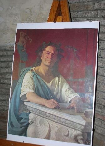 
Obraz przedstawia mężczyznę w średnim wieku siedzącego przy marmurowym biurku. W prawej ręce trzyma stilus, którym notuje  coś na papirusie. Ubrany jest w białą togę, przez którą ma przerzucony niebieski płaszcz. Na głowie ma laurowy wieniec. Tło stanowi bordowa ściana oraz meble ozdobione wyrzeźbionymi kobiecymi figurkami. . 