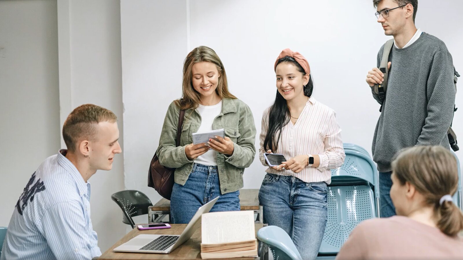Prezentacja składa się z dwunastu slajdów, z każdym z nich związany jest interaktywny znacznik, przechowujący informacje w postaci nagrań dźwiękowych związanych z daną sceną. Nagrania są tożsame z zamieszczoną transkrypcją

  Vokabeln pauken und Grammatikübungen machen? Das kann auf Dauer ziemlich langweilig sein. Wir verraten dir in der folgenden Präsentation zehn Tipps, wie du dein Deutsch ohne viel Aufwand verbessern kannst. Mit unseren Ratschlägen lernst du noch einfacher und erfolgreicher.
Einleitung
Vokabeln pauken und Grammatikübungen machen? Das kann auf Dauer ziemlich langweilig sein. Wir verraten dir in der folgenden Präsentation zehn Tipps, wie du dein Deutsch ohne viel Aufwand verbessern kannst.
Opis: Ilustracja przedstawia grupę młodych ludzi podczas spotkania. Chłopak siedzi przy otwartym laptopie. Jedna z dziewczyn trzyma w ręku telefon a druga tablet.
