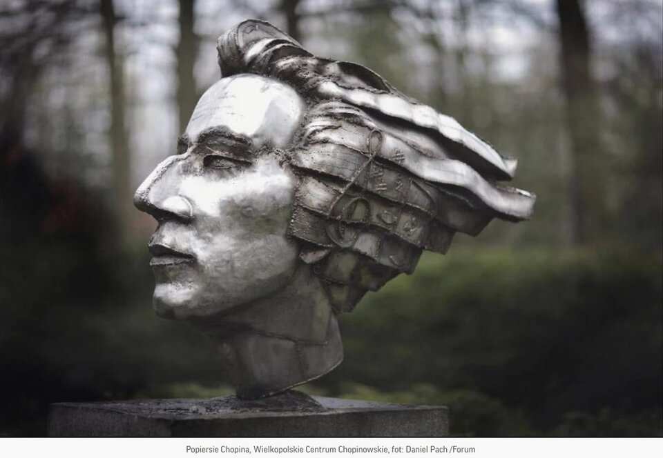 Popiersie Chopina w Wielkopolskim Centrum Chopinowskim. Przedstawia głowę artysty, z wydatnym nosem i rozwianymi ku tyłowi włosami. Pomnik jest szary, z metalicznym połyskiem.