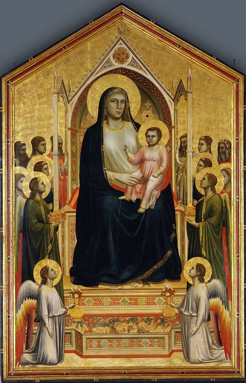 Na obrazie Madonna trzyma Dzieciątko. Madonna ubrana jest w niebiesko‑białą suknię, ma zakryte włosy. Siedzi na złotym tronie. Trzyma Dzieciątko, które wygląda jak mały dorosły. Ma krótkie, ciemne włosy, ubrane jest w różowo‑złotą suknię i ma uniesioną prawą rękę. Madonna i Dzieciątko mają wokół głów złotą poświatę. Wokół znajdują się postaci świętych. Pod spodem klęczą dwa anioły.