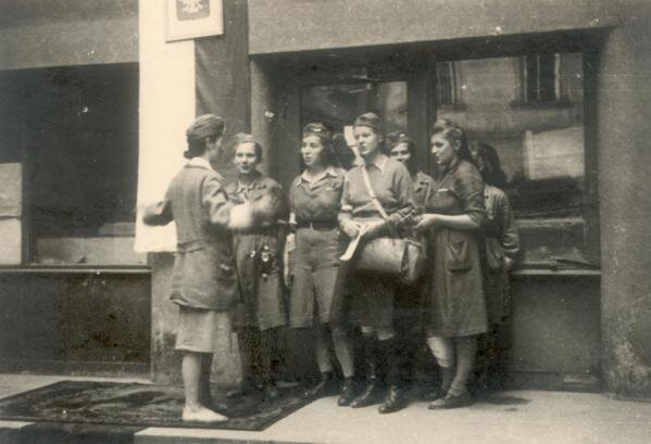 Fotografia czarno-biała przedstawiająca sanitariuszki i posłańcy z plutonu 207 grupy "Żaglowców" w powstaniu warszawskim.