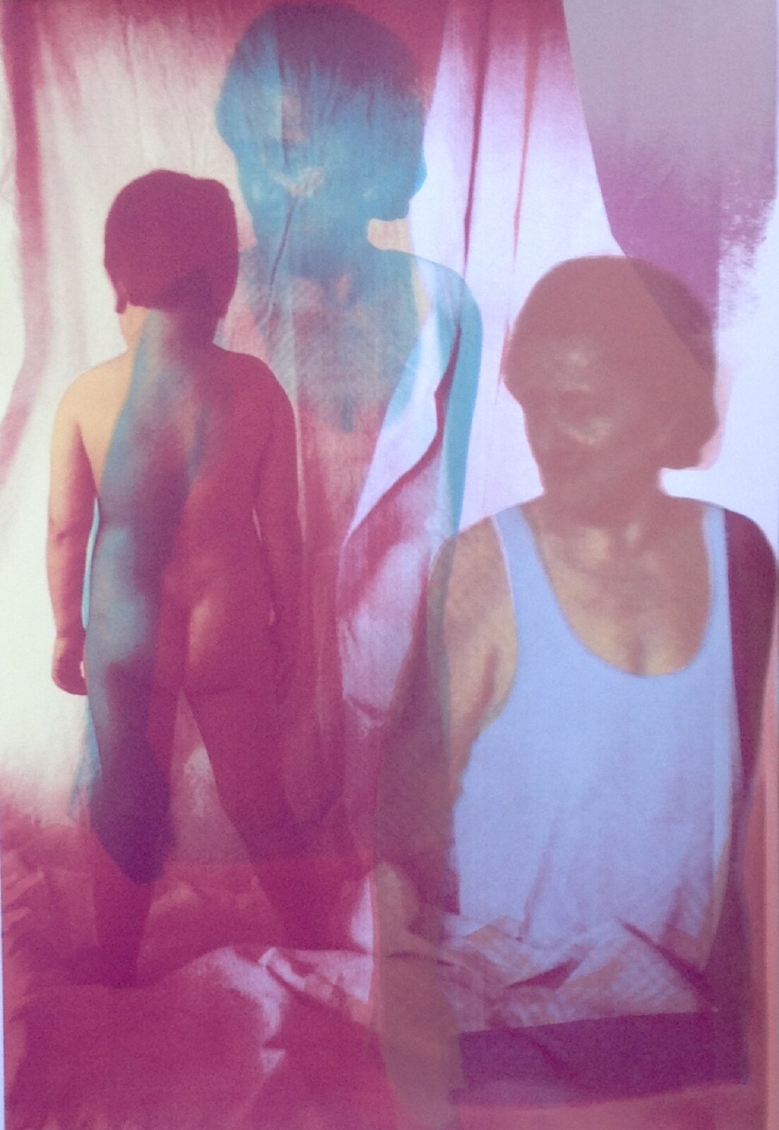 Ilustracja przedstawia grafikę „fullsizerender” z cyklu „Podążając twoim śladem”, autorstwa Krystyny Garstkiej‑Sarany. Na pierwszym planie, po prawej stronie statycznej kompozycji ukazany jest wizerunek starszej, ubranej w niebieski podkoszulek kobiety. Ta sama, bardziej wtapiająca się w tło postać znajduje się na dalszym planie. Pomiędzy nimi stoi tyłem nagi chłopiec. Podwójna postać kobiety zwrócona jest czujnie w stronę dziecka. Cała grupa ukazana jest na tle draperii. Praca utrzymana jest w błękitno‑różowej tonacji z dominacją różu. Dzieło wykonane jest w technice serigrafii.