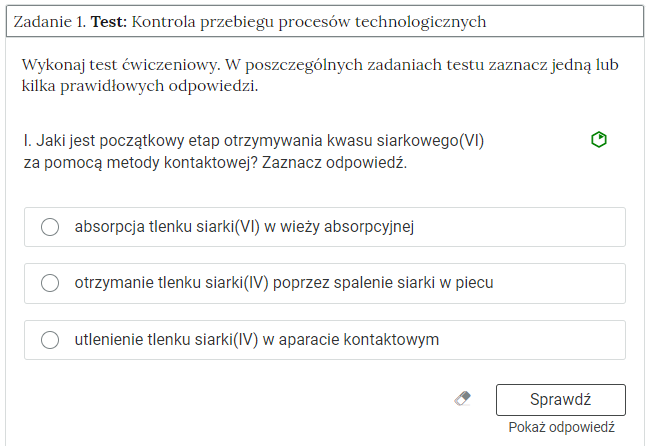 Ilustracja przedstawia przykładowe ćwiczenie, będące elementem interaktywnych materiałów sprawdzających. Ćwiczenie dotyczy początkowego etapu otrzymywania kwasu siarkowego <math aria‑label=„sześć”>VI za pomocą metody kontaktowej.
