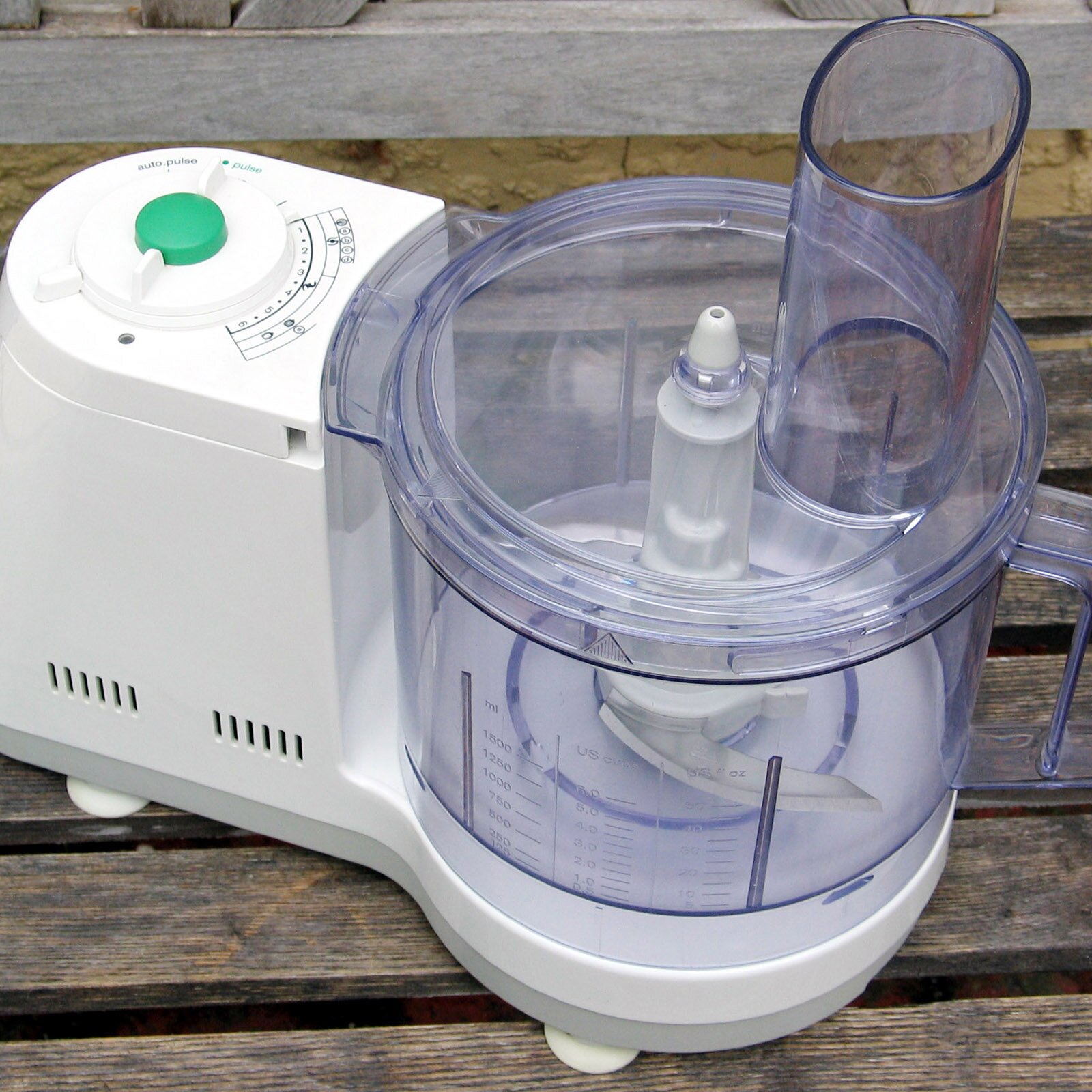 Zdjęcie przedstawia malakser służący do mieszania składników. Widoczny jest przezroczysty pojemnik zamykany z góry z nożami na dole. Pod zdjęciem transkrypcja [odtwórz]