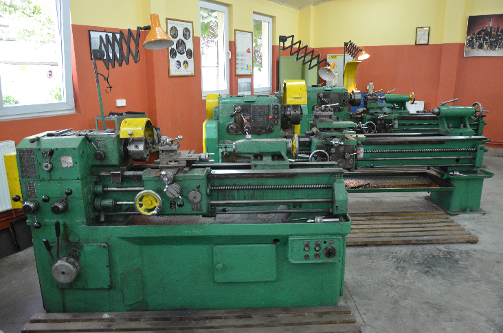 Najważniejsze elementy tokarki to: łoże, wrzeciono, konik, skrzynka prędkości obrotowych, skrzynka posuwów, skrzynka suportowa, imak nożowy, śruba pociągowa, wałek pociągowy, wałek sterujący, gitara, wyświetlacz z odczytem cyfrowym położenia.