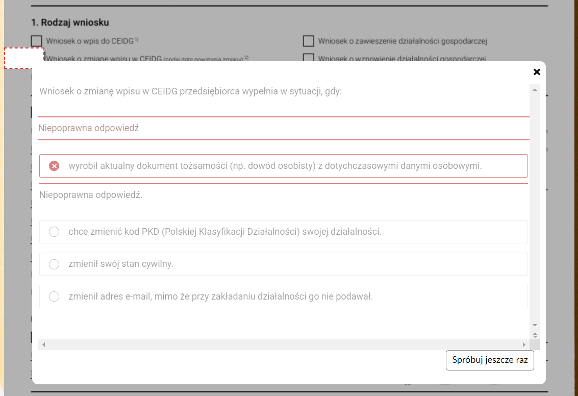 Grafika przedstawia fragment przykładowej dokumentacji z wyświetlonym ekranem z błędnie wykonanym zadaniem ćwiczeniowym. Jest to biała plansza, na której umieszczone zostało ćwiczenie – w tym wypadku jednokrotnego wyboru. Ten typ ćwiczenia składa się z polecenia oraz umieszczonych pod nim trzech odpowiedzi. Obok każdej z nich znajduje się kółeczko. W przypadku wybranej odpowiedzi jest ono zaznaczone. Pozostałe kółeczka są puste. Zaznaczone kółeczko zamalowane jest na czerwono. Cała odpowiedź otoczona została czerwoną ramką. Pod nią umieszczono napis: Niepoprawna odpowiedź!    