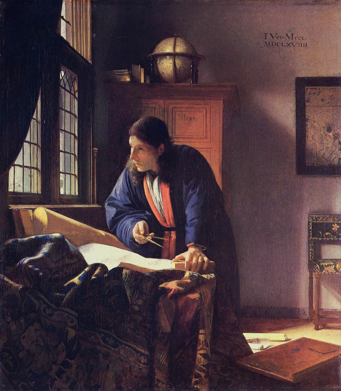 Ilustracja o kształcie pionowego prostokąta przedstawia obraz Jana Vermeera van Delft „Geograf”. Ukazuje stojącego we wnętrzu mężczyznę. Geograf stoi oparty o biurko, na którym leżą mapy. Mężczyzna w prawej dłoni trzyma cyrkiel. Za nim widoczna jest szafa, na której leżą książki i ustawiony jest globus. Po  prawej stronie na ścianie wisi mapa, a nad nią zamieszczony jest napis. Mężczyzna  zwrócony jest w lewą stronę, gdzie znajduje się okno z kotarą u boku. Na jego twarz pada jasne światło. 