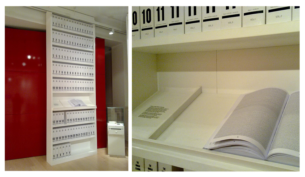 Fotografia przedstawia wizualizację rozmiaru informacji, jakie zawiera ludzki genom. Pełna sekwencja ludzkiego genomu zajmuje kilkadziesiąt tomów, które są umieszczone na ośmiu półkach regału wysokiego po sufit. Na jednej z półek zaprezentowano otwarty wolumin, którego strony są gęsto pokryte bardzo drobno zapisanym tekstem opisującym ludzki genom. 