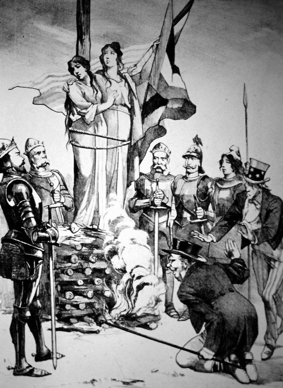 Ilustracja przedstawia dwie kobiety w jasnych sukniach. Mają smutne wyrazy twarzy. Kobiet są związane. Stoją na płonącym stosie drewna. Wokół stoją mężczyźni w zbrojach. Trzymają miecze. Mają obojętne wyrazy twarzy. Przed kobietami klęczy mężczyzna w garniturze i cylindrze. Podsyca ogień. Śmieje się. Odpycha mężczyznę w garniturze i cylindrze w gwiazdki.