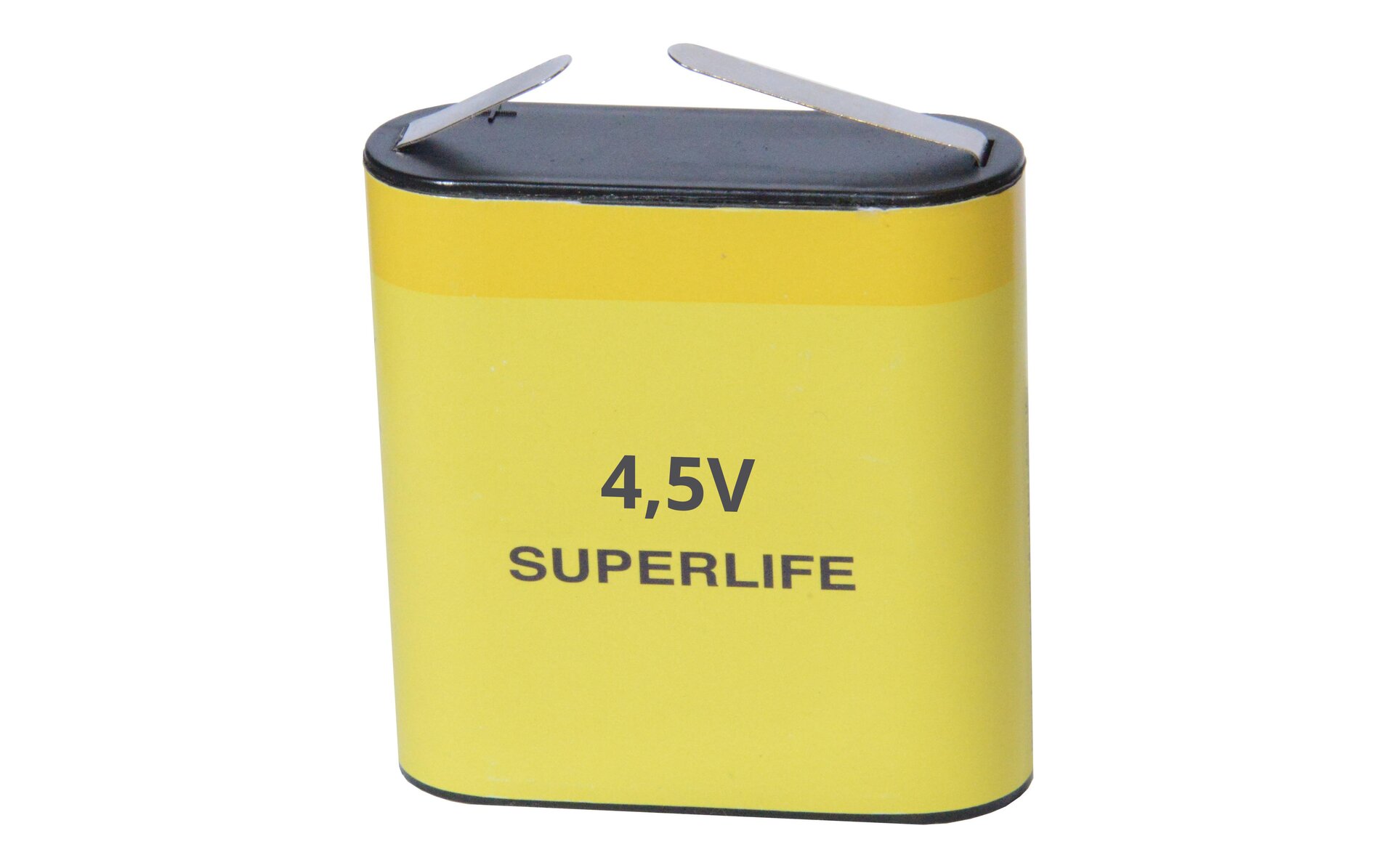 Ilustracja przedstawia baterię o napięciu cztery i pół wolta (tzw. bateria „płaska”). W jej wnętrzu zmieściłyby się trzy baterie AA. Ma kształt prostopadłościanu, w którym dłuższa krawędź podstawy jest trzy razy dłuższa niż krótka krawędź podstawy. Z dołączonymi dwiema połowami walców przy mniejszych podstawach na przeciw siebie. Z jednej z pozostałych płaskich podstaw wychodzą dwie metalowe blaszki.