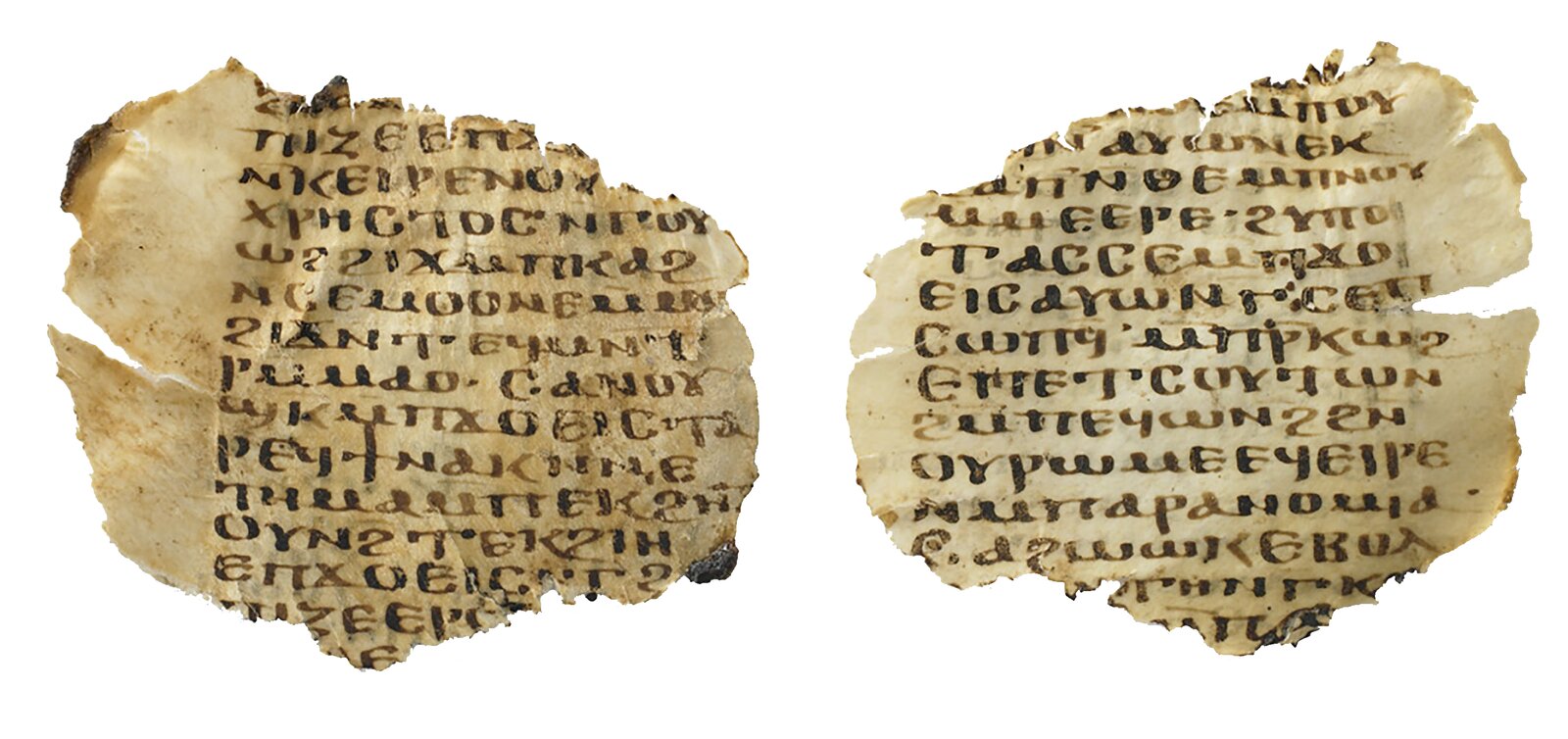 Ilustracja przedstawia fragment Psałterza. Słowa są zapisane czarnym atramentem, drukowanymi literami. Pergamin jest  poszarpany i w niektórych miejscach zabrudzony. Zwój, na którym spisano tekst, ma kolor kości słoniowej. 