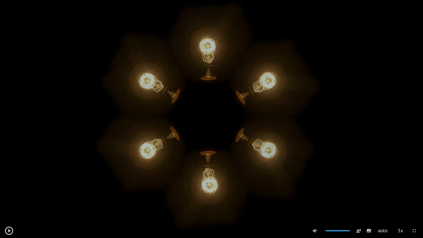 Grafika przedstawia wygląd ekranu odtwarzania filmu. Pośrodku znajduje się ramka z tytułem: Naprawa układów napędowych. W dolnej części ekranu znajdują się ikony z różnymi opcjami. W dolnym lewym rogu widać ikonę trójkąta w kółku. Jest to ikona włączania odtwarzania filmu. Kolejna ikona znajduje się dopiero w połowie ekranu dolnego paska. Jest to ikona megafonu. Obok niej widać niebieski pasek, który oznacza poziom głośności. Obok znajduje się ikona człowieka, od którego głowy odchodzą dwie fale. Umożliwia ona włączanie alternatywnej ścieżki dźwiękowej. Dalej znajduje się mały biały prostokąt z czarnymi paskami w jego dolnej części. Pozwala ona na włączenie napisów. Kolejna ikona to napis auto, która umożliwia wybranie jakości filmu. Obok niej widać ikonę jedynki z iksem. Po kliknięciu na nią można wybrać szybkość odtwarzania filmu. Ostatnia ikona to kreski tworzące kwadrat. Kreski te tworzą jedynie krawędzie kwadratu. Jest to opcja włączania trybu pełnoekranowego.