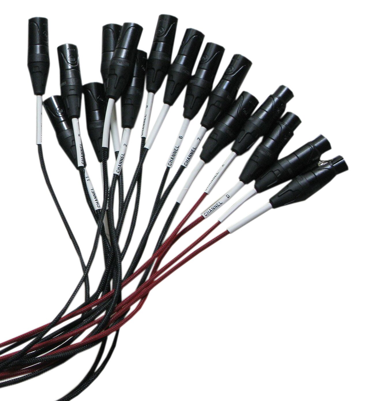 Zdjęcie przedstawia podpyty. Widoczne jest 16 krótkich przewodów zakończonych czarnymi cylindrycznymi wtyczkami, od których odchodzą czarne i czerwone kable. U nasady wtyczek kable są otoczone białymi obejmami z napisami w kolorze czarnym. Wszystkie przewody zbiegają się w lewym dolnym narożniku zdjęcia i przeplatają się.