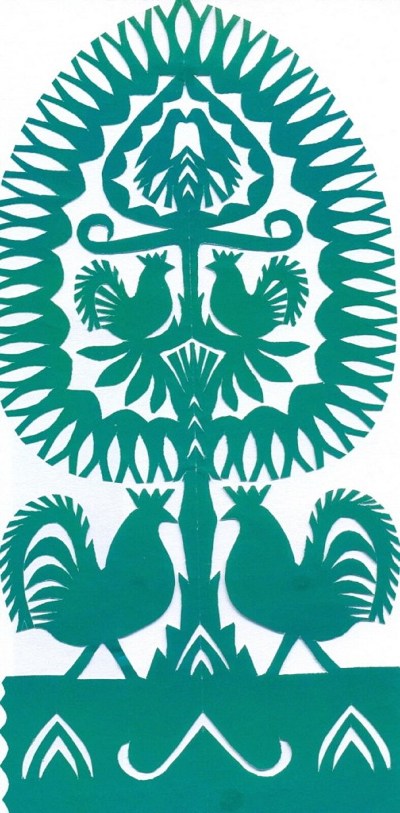 Ilustracja przedstawia zielone wzory - kurpiowską leluję. Na wzorze w centralnej części jest drzewo z owalną koroną. Po obu stronach stoją koguty. W środku korony drzewa mamy kolejny wzór. Są to dwa koguty siedzące na gałązce zwrócone dziobami do siebie. Ponad nimi na gałązce siedzą dwa ptaki stykające się dziobami.