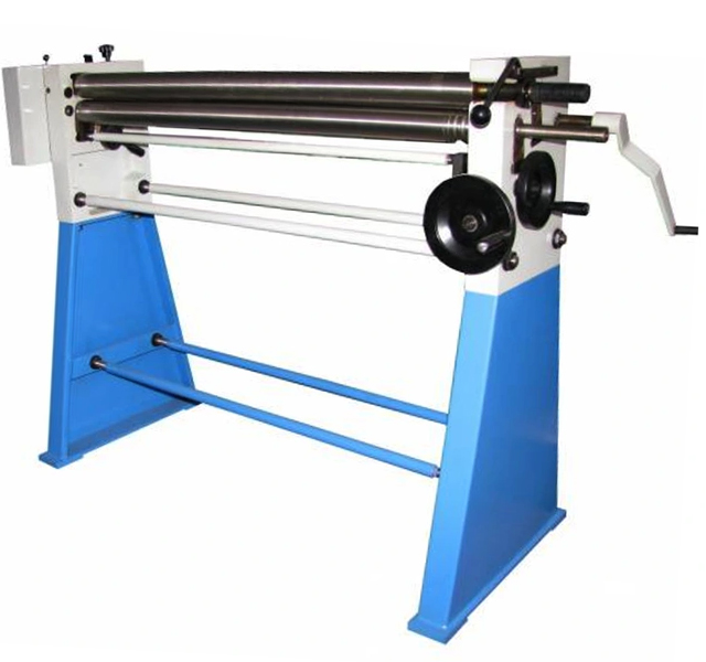 Na zdjęciu ukazano zwijarkę ręczną. Urządzenie składa się z kilku wałków osadzonych poziomo na metalowej konstrukcji. W bocznej części widoczna jest rączka służąca do obracania wałków. 