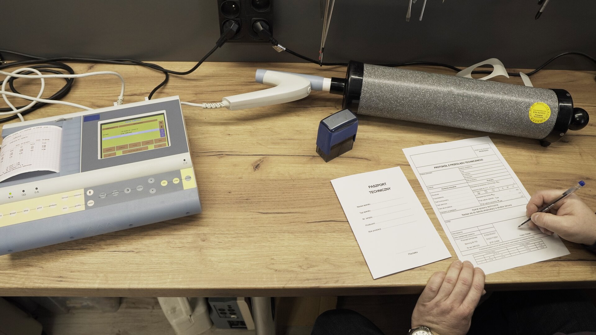 Na zdjęciu technik wypełnienia protokoł przeglądu technicznego.