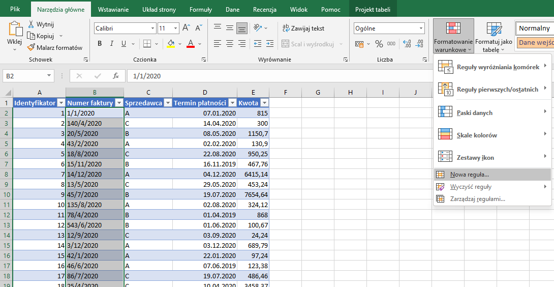Grafika przedstawia otwarty arkusz kalkulacyjny. W jego górnej części widoczna jest wstążka i zaznaczona grupa poleceń Narzędzia główne, następnie Formatowanie warunkowe, a w końcu Nowa reguła. Pod menu widoczny jest obszar roboczy arkusza kalkulacyjnego, zakładkę faktury. Kolumna pierwsza ma nagłówek identyfikator. Kolumna druga ma nagłówek numer faktury – jest cała zaznaczona. Kolumna trzecia ma nagłówek sprzedawca. Kolumna czwarta ma nagłówek termin płatności. Kolumna piąta ma nagłówek kwota. W poszczególnych wersach wpisano kolejno wartości. Wers 2: 1; 1/1/2020; A; 07.01.2020; 815,00 zł. Wers 3: 2; 140/4/2020; C; 14.04.2020; 300,00 zł. Wers 4: 3; 20/5/2020; B; 08.05.2020; 1150,70 zł. Wers 5: 4; 43/2/2020; A; 02.02.2020; 130,90 zł. Wers 6: 5; 18/8/2020; C; 22.08.2020; 950,25 zł. Wers 7: 6; podświetlone na czerwono 15/11/2020; B; 16.11.2019; 467,76 zł. Wers 8: 7; 14/12/2020; A; 04.12.2020; 6415,14 zł. Wers 9: 8; 13/5/2020; C; 29.05.2020; 453,24 zł. Wers 10: 9; 45/7/2020; B; 19.07.2020; 7654,64 zł. Wers 11: 10; 135/8/2020; A; 02.08.2020; 324,12 zł. Wers 12: 11; podświetlone na czerwono 78/4/2020; B; 01.04.2020; 868,00 zł. Wers 13: 12; 543/6/2020; B; 01.06.2020; 100,67 zł. Wers 14: 13; 12/9/2020; C; 03.09.2020; 24,24 zł. Wers 15: 14; 3/12/2020; A; 03.12.2020; 689,79 zł. Wers 16: 15; 42/1/2020; A; 22.01.2020; 97,24 zł. Wers 17: 16; podświetlone na czerwono 46/6/2020; A; 07.06.2020; 123,38 zł. 