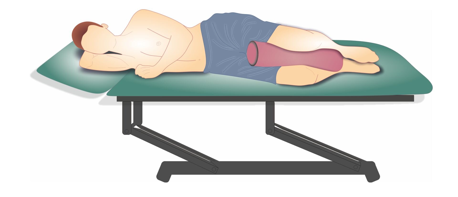 Grafika pod tytułem pozycja leżenia bokiem. Grafika przedstawia człowieka leżącego bokiem na stole do masażu, z jedną ręką podłożoną pod głową i wałkiem między kolanami.