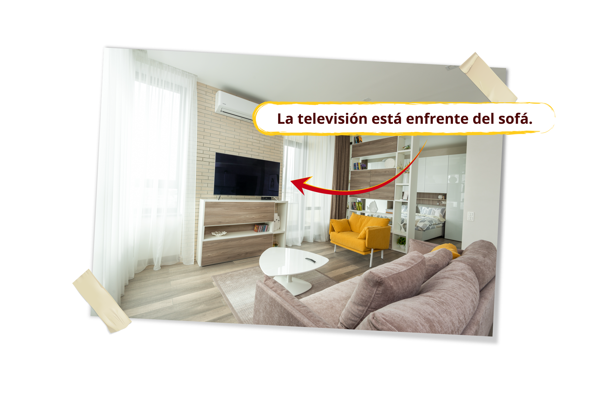 Na zdjęciu widoczny jest salon. W centrum jest na telewizor stojący na szafce. Na przeciwko niego stoi stolik oraz sofa. Podpis La televisión está enfrente del sofá.