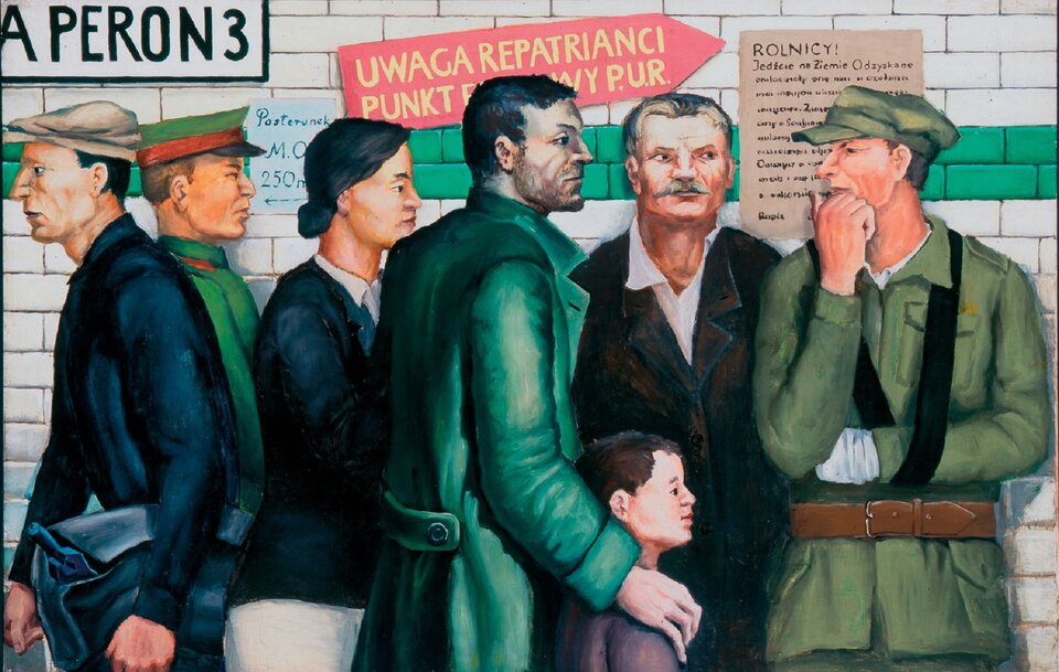 Ilustracja przedstawia obraz Andrzeja Wróblewskiego „Dworzec na ziemiach odzyskanych” o kształcie pionowego prostokąta. Przedstawia grupę osób. Po lewej stronie jako pierwszy stoi mężczyzna zwrócony w lewą stronę. Ubrany jest w ciemny garnitur. Na głowie ma jasny, brązowy kaszkiet. W ręce trzyma skórzaną torbę z której wystaje fragment butelki. Drugą postacią jest mężczyzna w zielonym mundurze. Patrzy w prawą stronę. Kolejna postać to kobieta w ciemnej marynarce, białej koszuli i spódnicy. Kobieta ma czarne włosy upięte w kok. Zwrócona jest w prawą stronę. W centrum obrazu, przed kobietą, stoi mężczyzna w długim zielonym płaszczu. Mężczyzna ma widoczny ciemny zarost i ciemne włosy. Swoją prawą rękę trzyma na ramieniu chłopca, który stoi obok niego. Obaj są zwróceni w prawo. Kolejną osobą jest mężczyzna w ciemnym garniturze i jasnej koszuli. Ma jasne wąsy i włosy. Stoi zwrócony wprost do widza, oparty plecami o ścianę. Ostatnią postacią jest żołnierz w zielonym mundurze. Żołnierz ma swoją lewą rękę przewieszoną na temblaku. Dłoń jest owinięta w jasne bandaże. Żołnierz stoi na wprost widza, jednak głowę ma zwróconą w lewą stronę patrząc na pozostałe postacie. Tłem jest biała ściana, na której znajduje się informacja z napisem „A PERON 3” oraz czerwony napis w formie strzałki i inne afisze informacyjne.