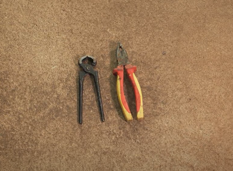 Zdjęcie przedstawia metalowe obcęgi oraz kombinerki. 
