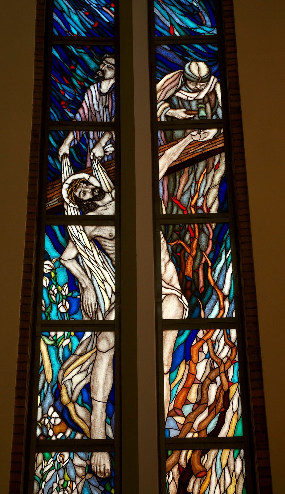 Zdjęcie przedstawia witraż, ukazujący scenę ukrzyżowania Jezusa.
