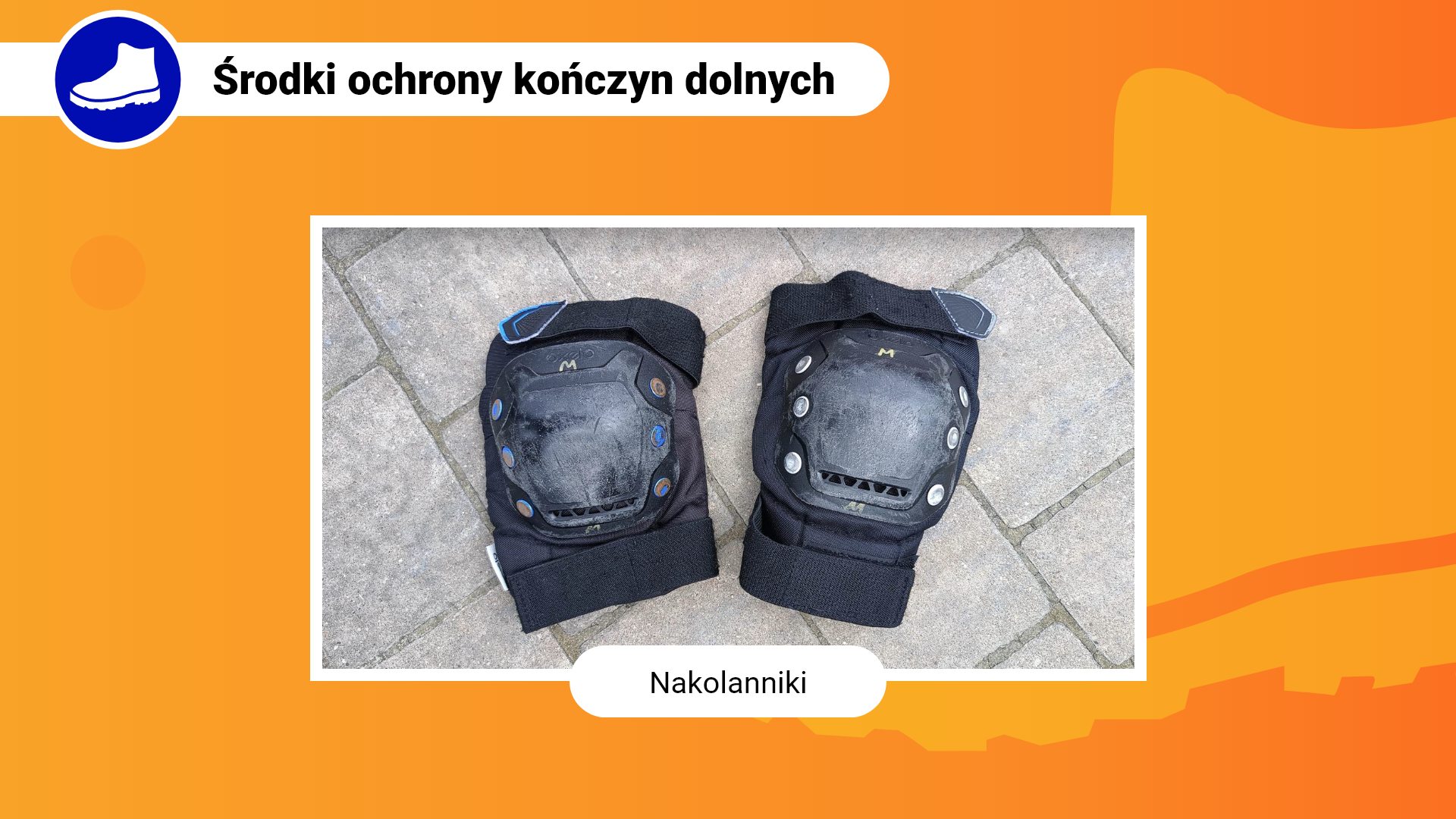 Zdjęcie w ramce z podpisem: nakolanniki. Przedstawia parę czarnych ochraniaczy z materiału oraz tworzywa sztucznego. W górnej części ochraniaczy są regulowane paski zapinające.